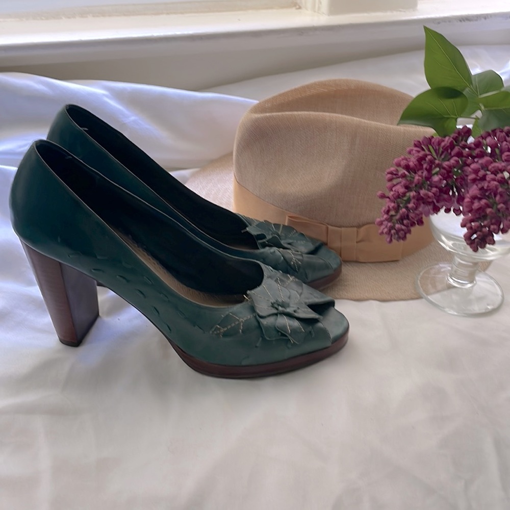 Seychelles Anthropologie teal turquoise leather heels. Size 9.